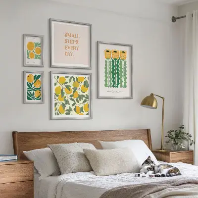 Galeria de parede com estampas de flores cítricas e slogans positivos