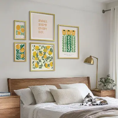 Galeria de parede com estampas de flores cítricas e slogans positivos