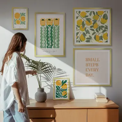 Galeria de parede com estampas de flores cítricas e slogans positivos