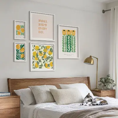 Galeria de parede com estampas de flores cítricas e slogans positivos