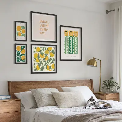 Galeria de parede com estampas de flores cítricas e slogans positivos