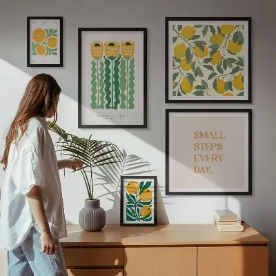 Galeria de parede com estampas de flores cítricas e slogans positivos