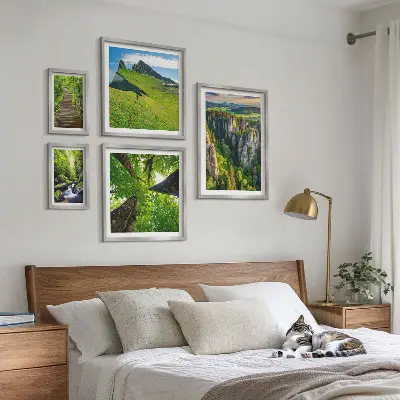 Conjunto de 5 quadros com moldura com estampas de paisagens verdes e trilhas na natureza