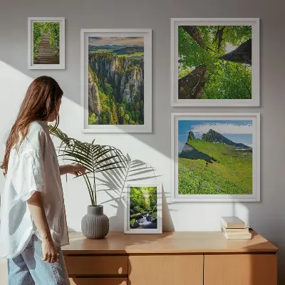 Conjunto de 5 quadros com moldura com estampas de paisagens verdes e trilhas na natureza
