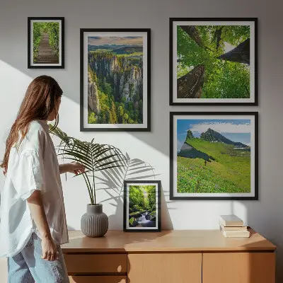 Conjunto de 5 quadros com moldura com estampas de paisagens verdes e trilhas na natureza