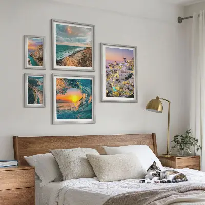 Conjunto de 5 quadros com moldura com estampas de paisagens litorâneas e praias