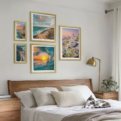 Conjunto de 5 quadros com moldura com estampas de paisagens litorâneas e praias