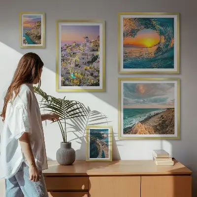 Conjunto de 5 quadros com moldura com estampas de paisagens litorâneas e praias