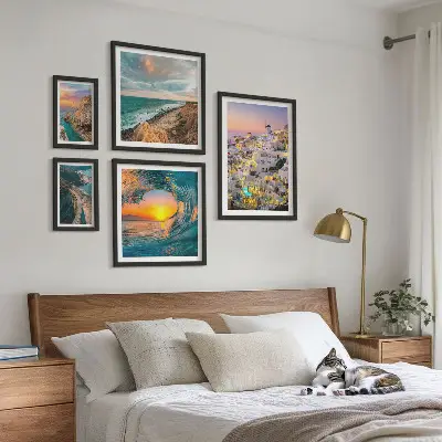 Conjunto de 5 quadros com moldura com estampas de paisagens litorâneas e praias
