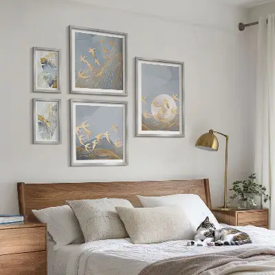 Conjunto de 5 quadros com moldura de folhas cinzas e pássaros estilosos