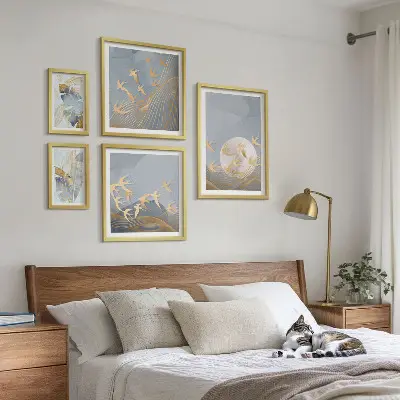 Conjunto de 5 quadros com moldura de folhas cinzas e pássaros estilosos