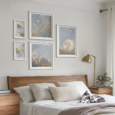 Conjunto de 5 quadros com moldura de folhas cinzas e pássaros estilosos