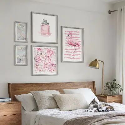 Galeria de parede com detalhes elegantes em rosa e flores de flamingo