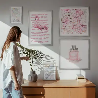 Galeria de parede com detalhes elegantes em rosa e flores de flamingo