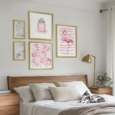 Galeria de parede com detalhes elegantes em rosa e flores de flamingo
