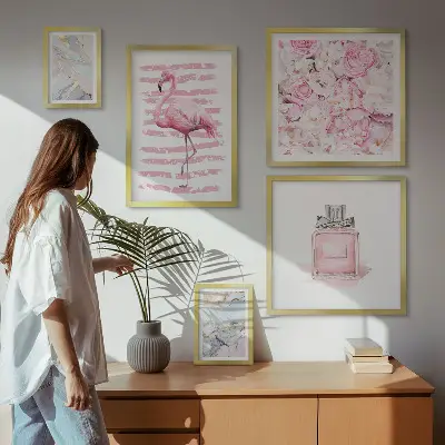 Galeria de parede com detalhes elegantes em rosa e flores de flamingo