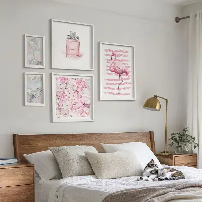 Galeria de parede com detalhes elegantes em rosa e flores de flamingo