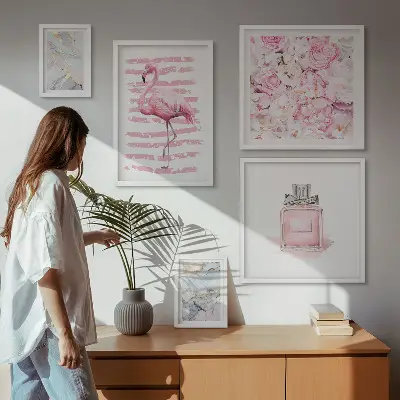 Galeria de parede com detalhes elegantes em rosa e flores de flamingo