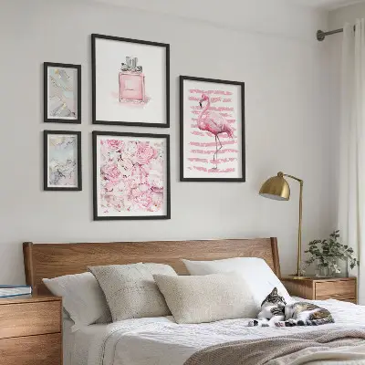 Galeria de parede com detalhes elegantes em rosa e flores de flamingo