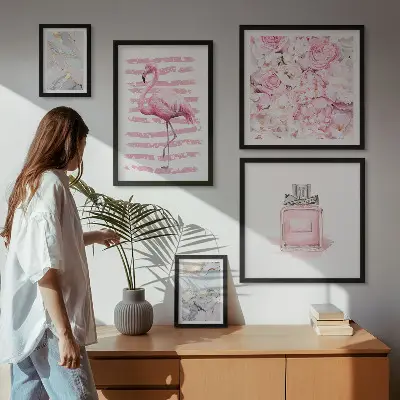Galeria de parede com detalhes elegantes em rosa e flores de flamingo