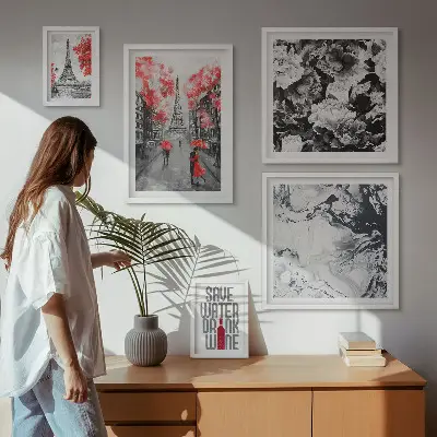Galeria de parede com estampas de flores e padrões parisienses