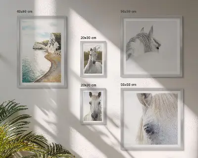 Conjunto de 5 quadros com moldura de cavalos na praia com estilo minimalista