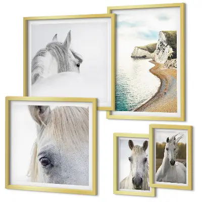 Conjunto de 5 quadros com moldura de cavalos na praia com estilo minimalista