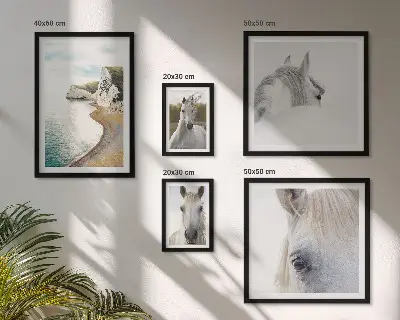 Conjunto de 5 quadros com moldura de cavalos na praia com estilo minimalista