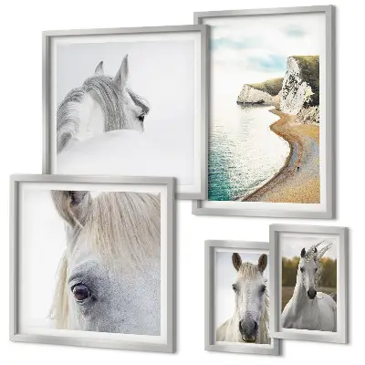 Conjunto de 5 quadros com moldura de cavalos na praia com estilo minimalista