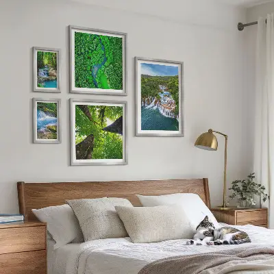 Conjunto de 5 quadros com moldura de paisagens com cachoeiras e vegetação verde