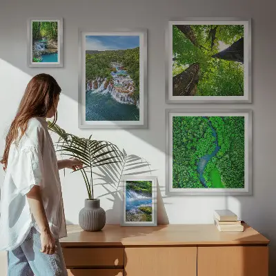 Conjunto de 5 quadros com moldura de paisagens com cachoeiras e vegetação verde