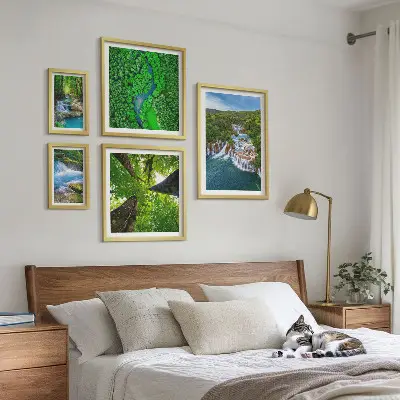 Conjunto de 5 quadros com moldura de paisagens com cachoeiras e vegetação verde