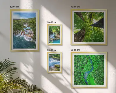 Conjunto de 5 quadros com moldura de paisagens com cachoeiras e vegetação verde