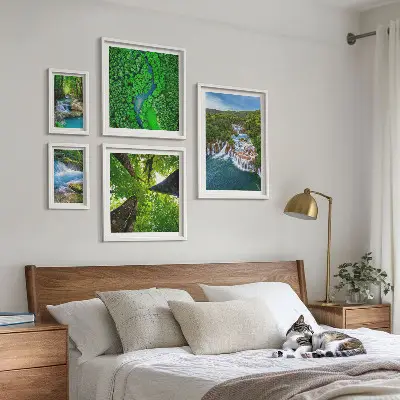 Conjunto de 5 quadros com moldura de paisagens com cachoeiras e vegetação verde