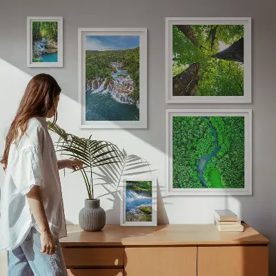 Conjunto de 5 quadros com moldura de paisagens com cachoeiras e vegetação verde