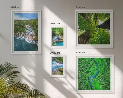 Conjunto de 5 quadros com moldura de paisagens com cachoeiras e vegetação verde