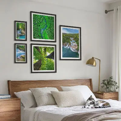 Conjunto de 5 quadros com moldura de paisagens com cachoeiras e vegetação verde