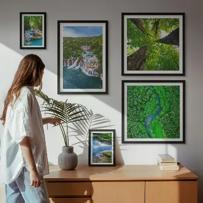 Conjunto de 5 quadros com moldura de paisagens com cachoeiras e vegetação verde