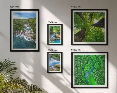 Conjunto de 5 quadros com moldura de paisagens com cachoeiras e vegetação verde