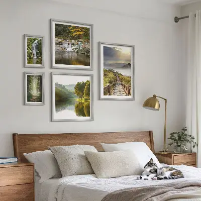 Conjunto de 5 quadros com moldura de paisagens naturais com cachoeiras e trilhas na floresta