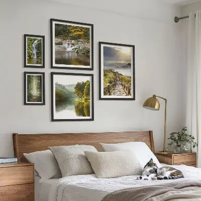 Conjunto de 5 quadros com moldura de paisagens naturais com cachoeiras e trilhas na floresta