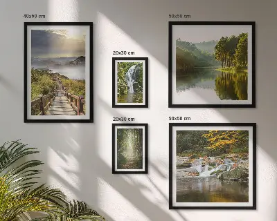 Conjunto de 5 quadros com moldura de paisagens naturais com cachoeiras e trilhas na floresta