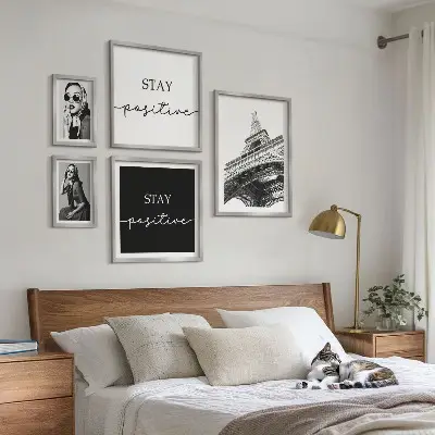 Conjunto de 5 quadros decorativos com gráficos estilosos da moda parisiense