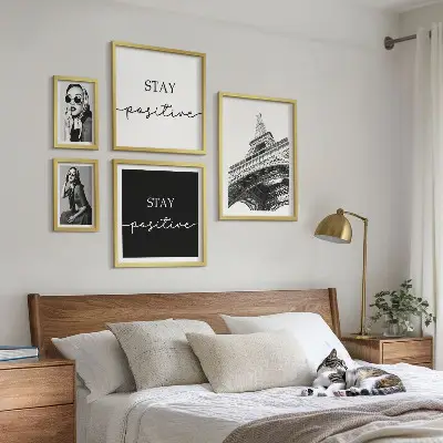 Conjunto de 5 quadros decorativos com gráficos estilosos da moda parisiense