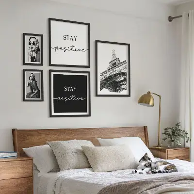 Conjunto de 5 quadros decorativos com gráficos estilosos da moda parisiense