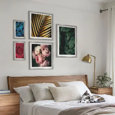 Galeria de parede com motivos de plantas florais