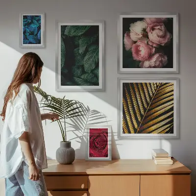 Galeria de parede com motivos de plantas florais