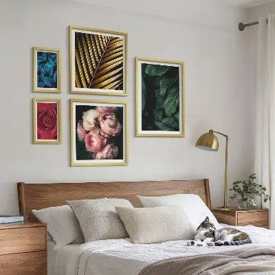 Galeria de parede com motivos de plantas florais