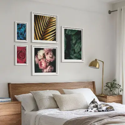 Galeria de parede com motivos de plantas florais