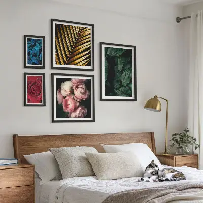 Galeria de parede com motivos de plantas florais